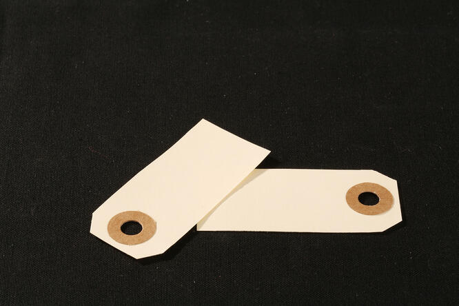 Merkelapp. manilla med hull og malje. 6x3 cm, 1000 stk.