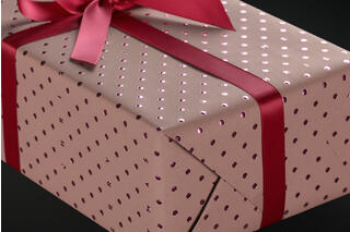 Julepapir, Rose Red X'mas Dots (8) 55 cm x 100 m
