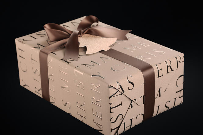 Julepapir, Slender Merry Christmas Warm Grey 55 cm x 100 m