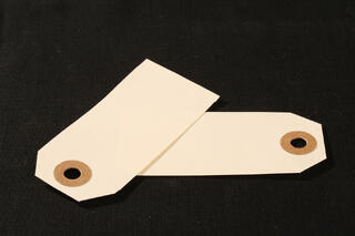 Merkelapp. manilla med hull og malje 8x4 cm, 1000 stk.