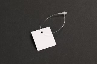 Etiketter med hull til festepistol 30x36mm. Hvit rl. á 1000 stk