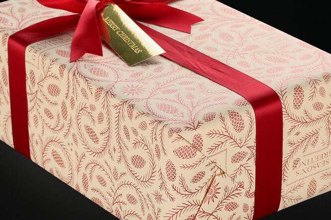 Gavepapir, Cream/Red Pinecone Greetings (8) 55 cm x 100 m