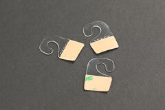 Plastkrok med tape til oppheng av produkter på spyd