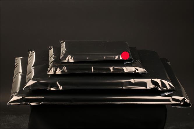 Fraktpose sort folie,  med tape 18x23+4 cm, 50 stk