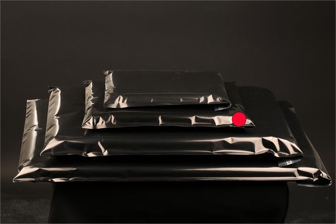 Fraktpose sort folie,  med tape 25x33+4 cm, 50 stk