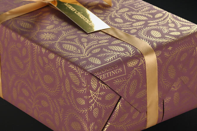 Julepapir,Bordeaux Pinecone Greetings(8) 55 cm x 100 m