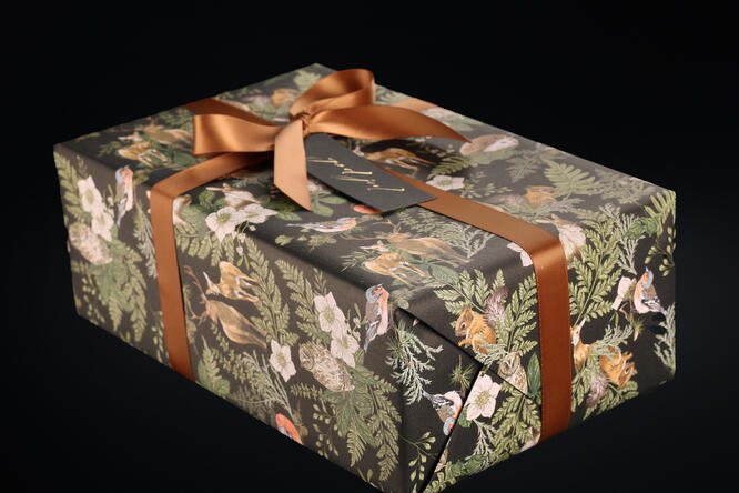 Julepapir, Black Winter Forrest 55 cm x 100 m