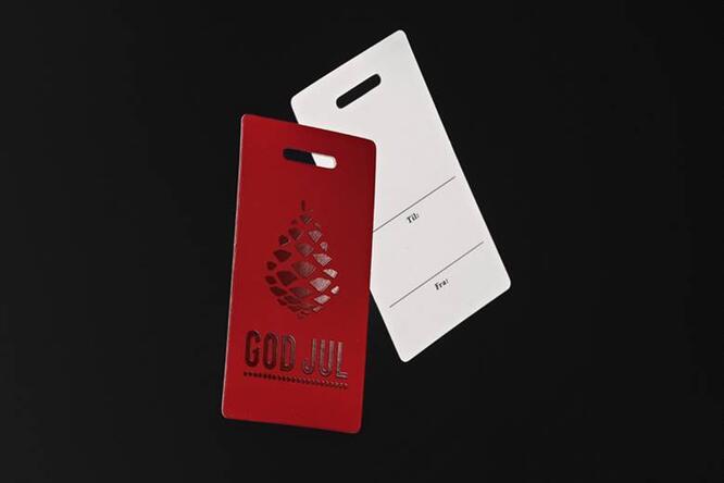 Til/Fra, God Jul med kongle, Rød 80x47 mm, á 100 stk#