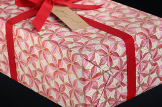 Julepapir, Christmas Star and Sprinkles Red 55 cm x 100 m