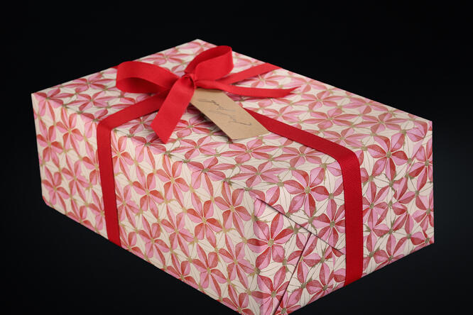 Julepapir, Christmas Star and Sprinkles Red 55 cm x 100 m