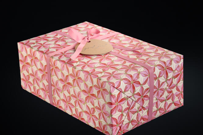 Julepapir, Christmas Star and Sprinkles Red 55 cm x 100 m
