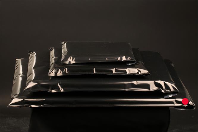 Fraktpose sort folie, med tape 40x57+6 cm , 50 stk