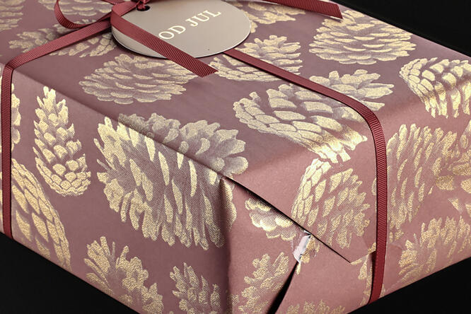 Julepapir, Pine Cone Gold 55 cm x 120 m