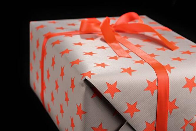 Gavepapir, Grey w/ Neon Orange Stars 55 cm x 120 m #