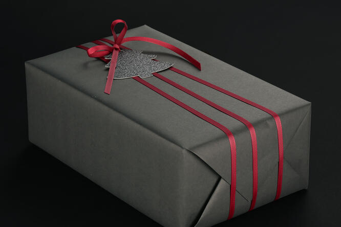 Gavepapir, DG Black dyed paper (3) finnes i flere bredder
